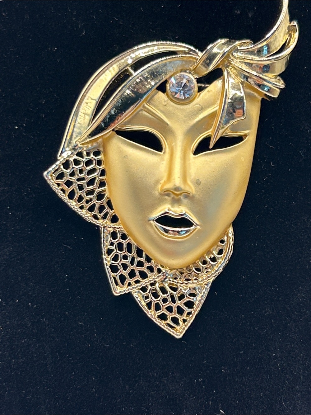 Gold Face Mask Statement Brooch - Elegant Women’s Jewelry (7)